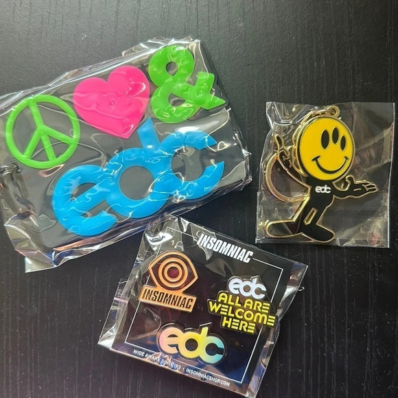 iHeartRaves Accessories - EDC 2022 Merch Bundle 💙🩷💚